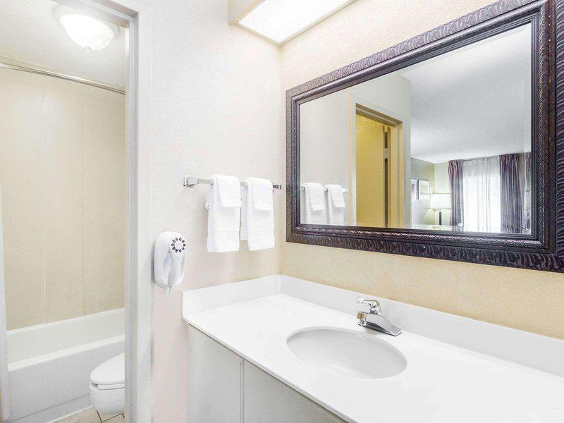 DAE695D70236933AF295C3201BC52993