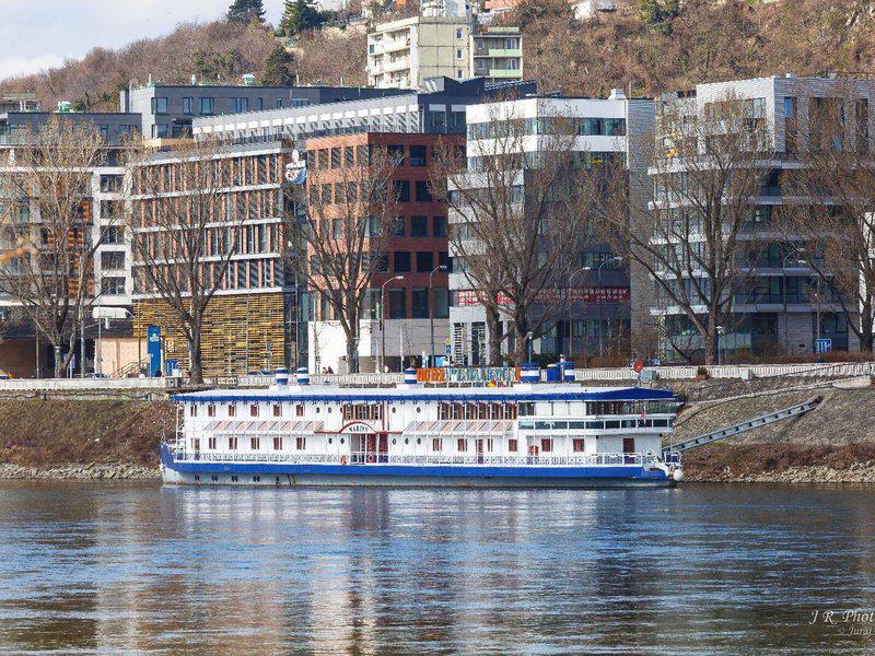 742F7DC241ECF2557A4DC0D8F788E240