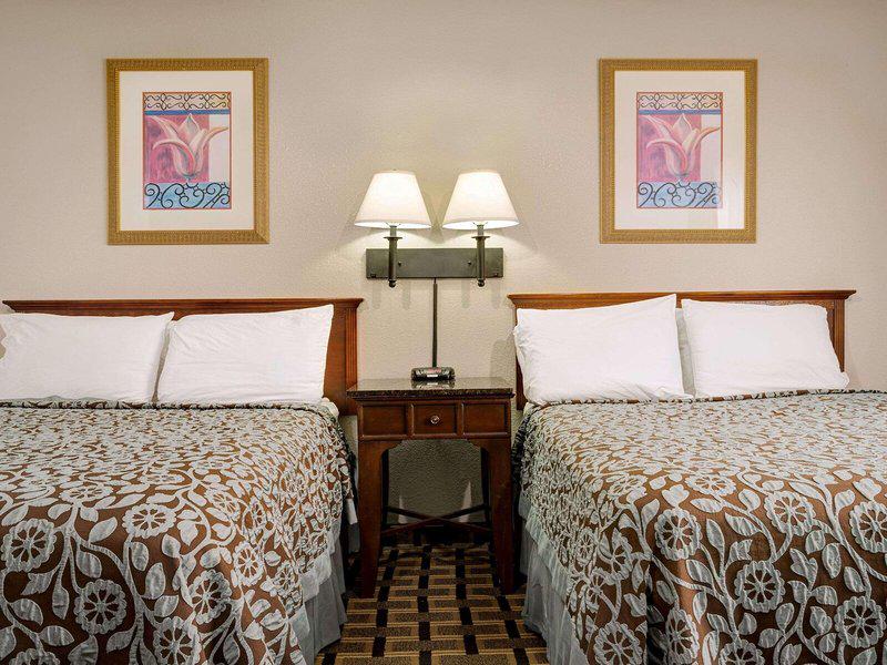 7D08B3BDADBD919A808AA1A1EDF1A26E