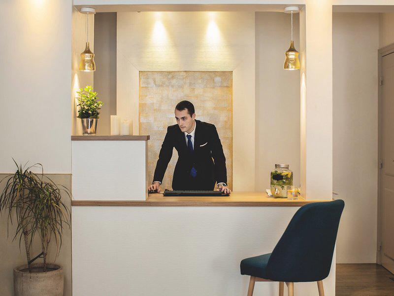 BA842201F714D42323AF7F8425043744