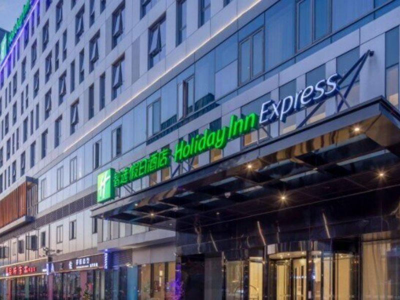 979FC2155ADC9D8CF50279E3514DDF3E