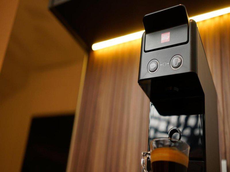 2B09DA7A1B3C8C43522DEB83688B906A