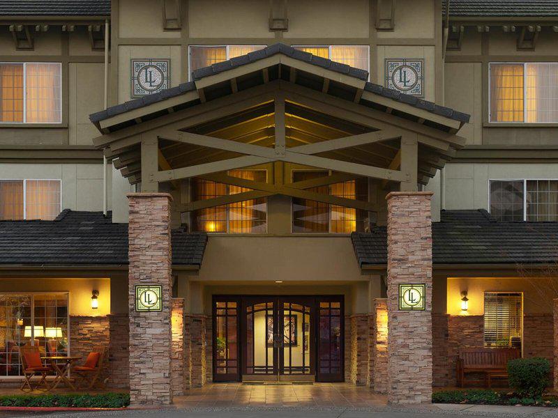 8597EFC302CEDA214E0493C6F929E648