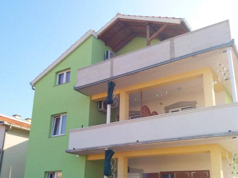 2027398887F2D158F475B2BEDC207757