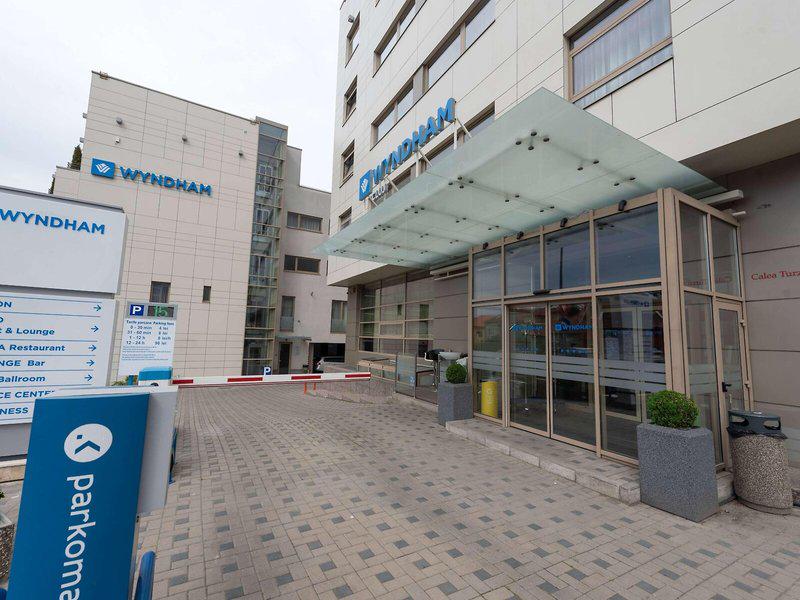 562FA0F295AD4C9298671D6A493F26A5