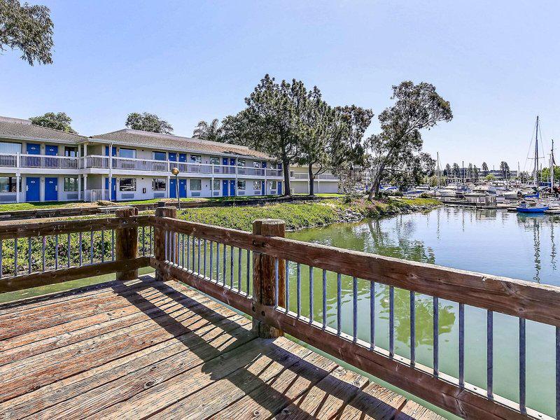 ED6164AB8E00F9CA71F4B540766D2406