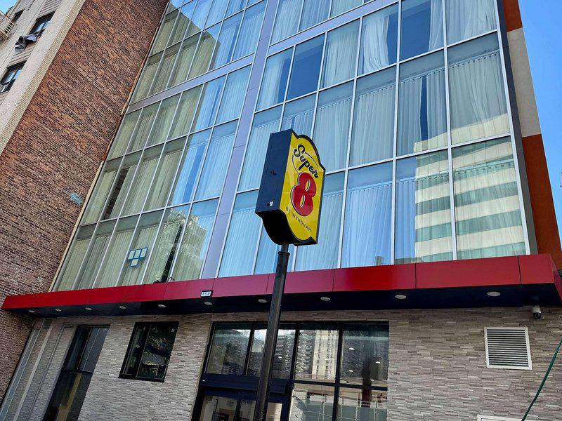 Super 8 by Wyndham Bronx Near Stadium