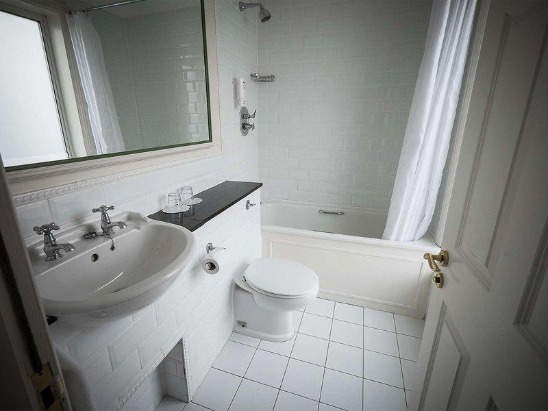 7A51C8C114DA7817A8D81FFC11131AE8