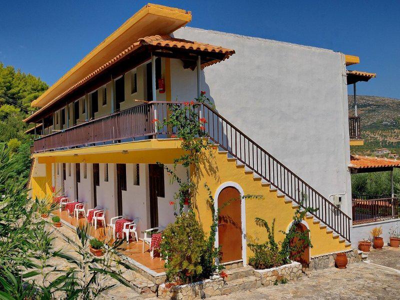 15B993B372BD96794A408A45E9A1D89C