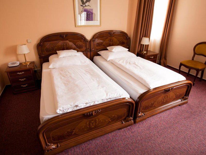 82E10C03567038BC233D06BF9DDC1041