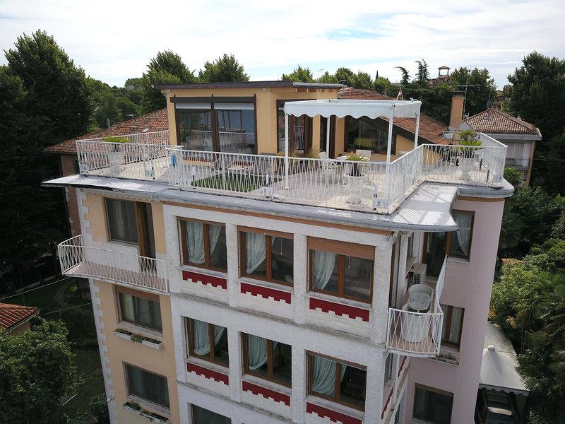 87898642B9526B26E6B8F18766913C7C