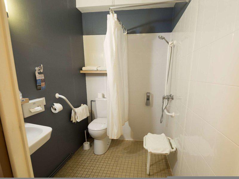 0B5AE0B109A0281218A3C16839803324