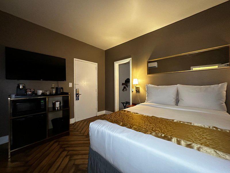 7400AEEB714C8859E35E37EA57270A43