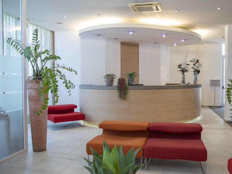 FFF4A07118BB04443ACEB686C58CB65C