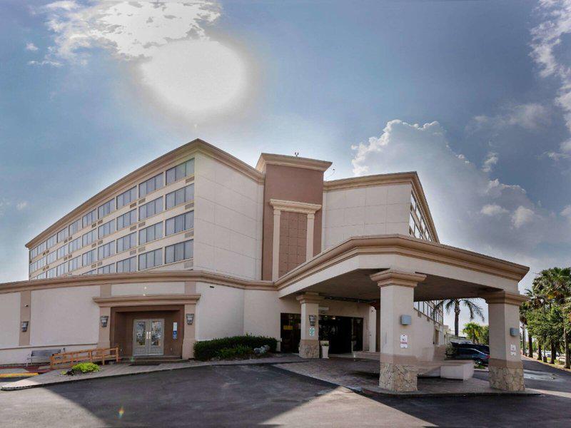 B22165A3E79389C6785886142EEDD64E