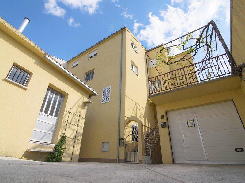 08F15F969063A3913022427C33E5A15F