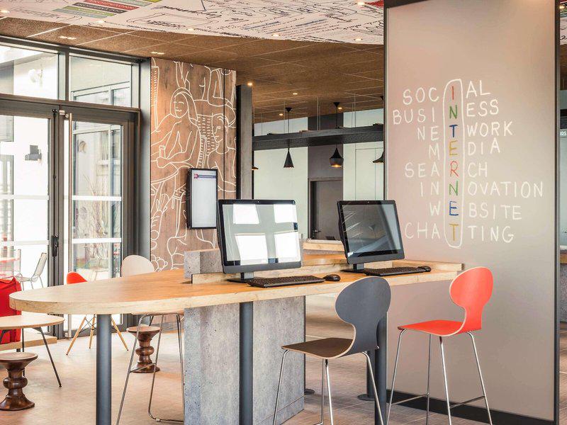 56FE142FF3B47BB4C691D2AAFAFD8CCD