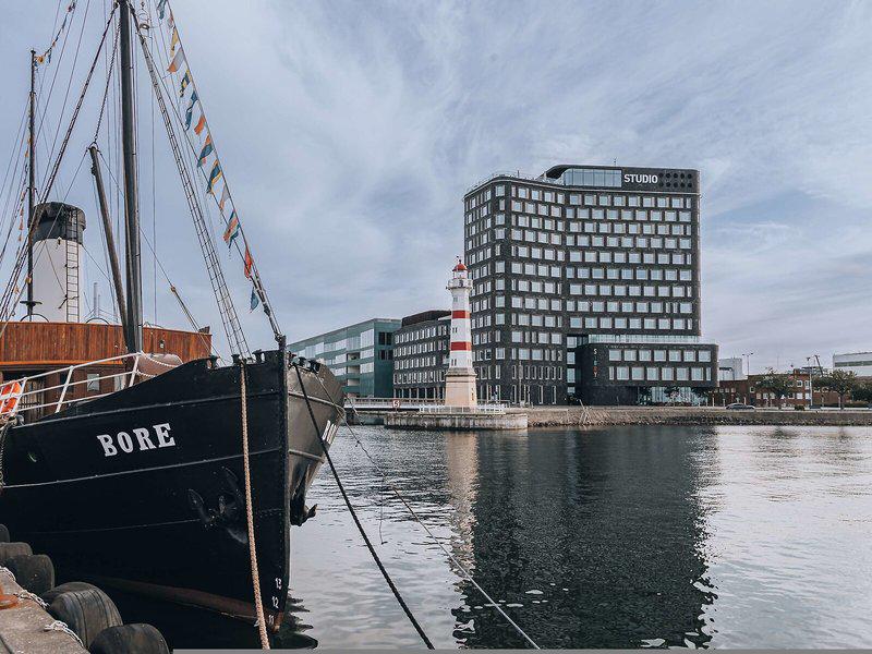 61F301134C7B2BA46A3F6F4128037033