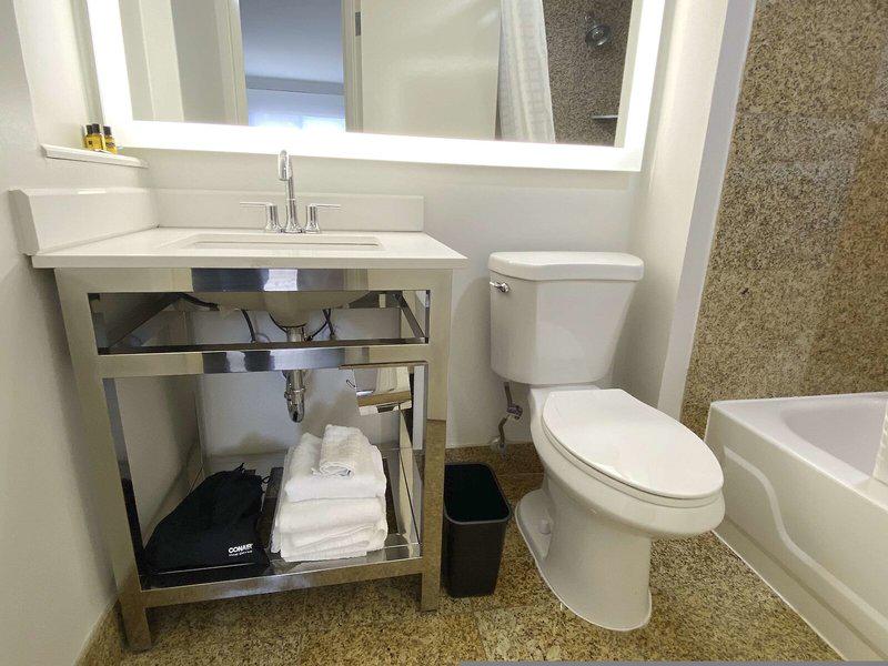 9404A2E3C566826F4F55D8A7F83D7B14