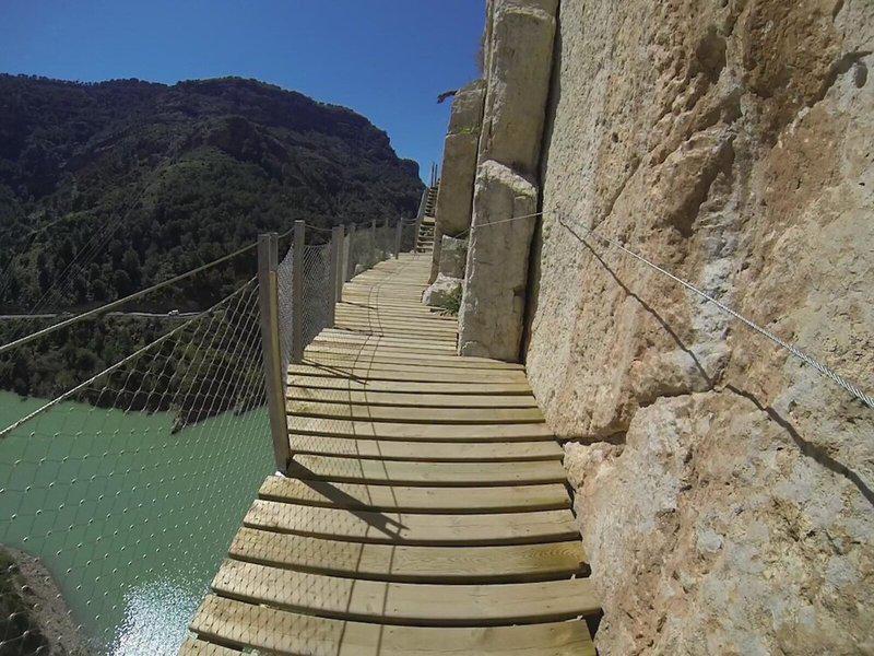 B56FD48BA623E155F32F4FF54CF8138D