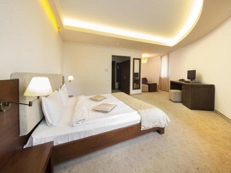 24397EB092FA0CED22C09B661FF7F2AB