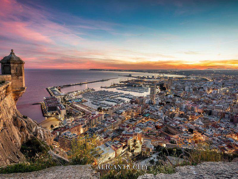 EFDAAE7E9C35DFC585AA4E99E5862144