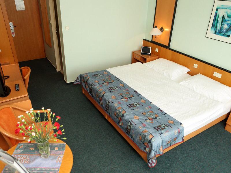 C83C74BEE2B487D0E3250B79DDFF39E6