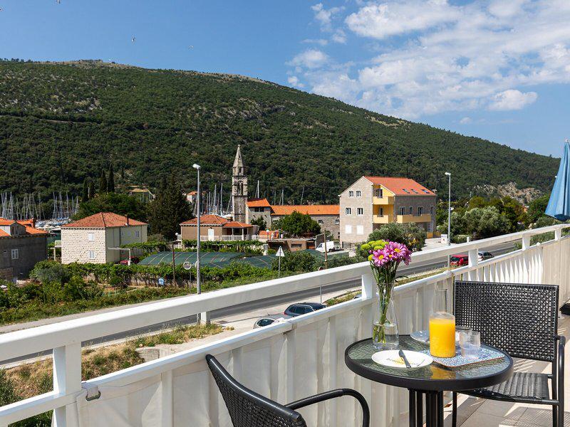 AD5D1D244A5F7A1666D9A63A1B15E987