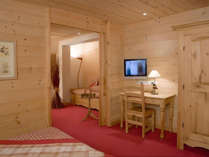 EC0B3495B93449AEE250E9D30CE6D4BC