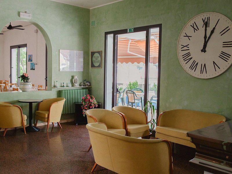 8AD865D0D9E52C40E7303D48DA837458