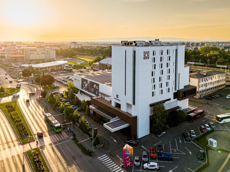 15837C815CFBC48193EA85282C0F51A6