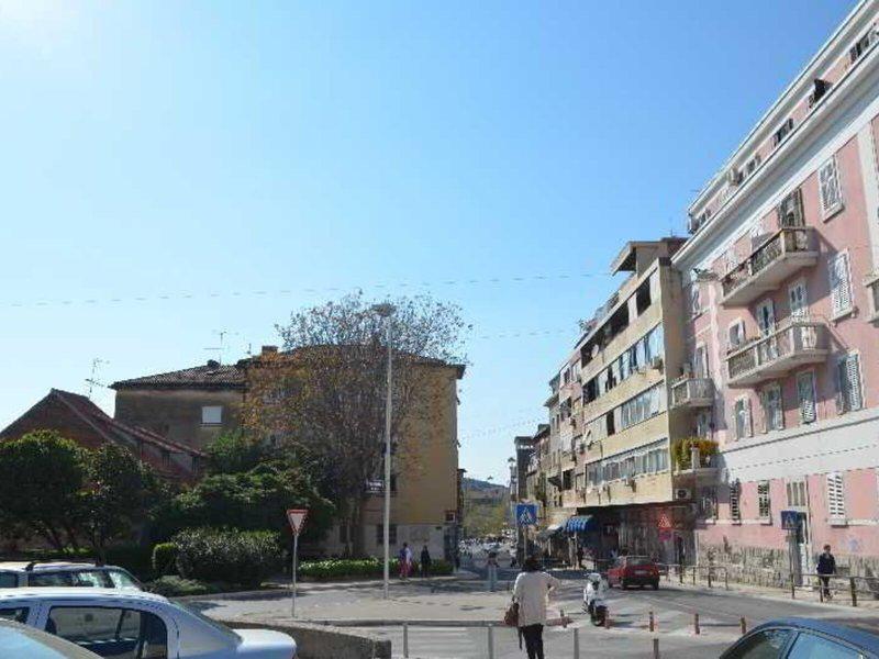 561CC702886E353515FCE533AD1BD7FF