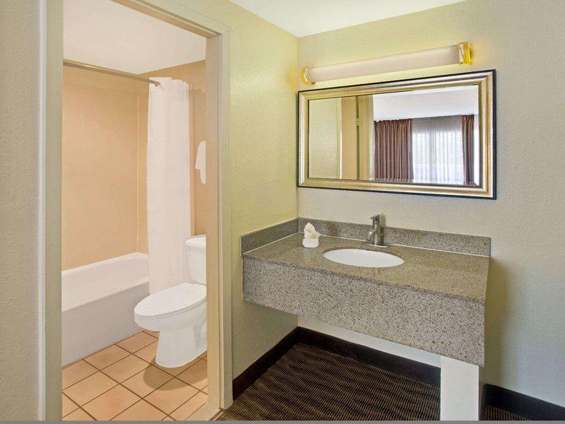 1E758D3F9A8867E6C6B538BBC83F0E74