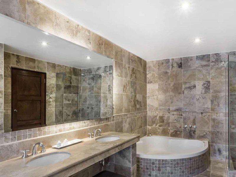 2CA5B4027F243A6AEBA2FBFBF1BFF59C