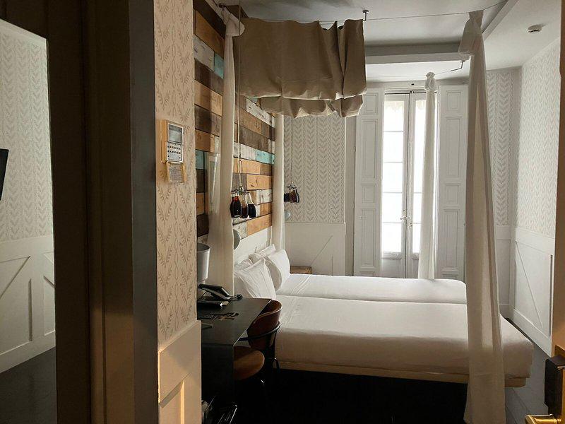 B17B5D6798FBAA7EA676C45850F8D18E