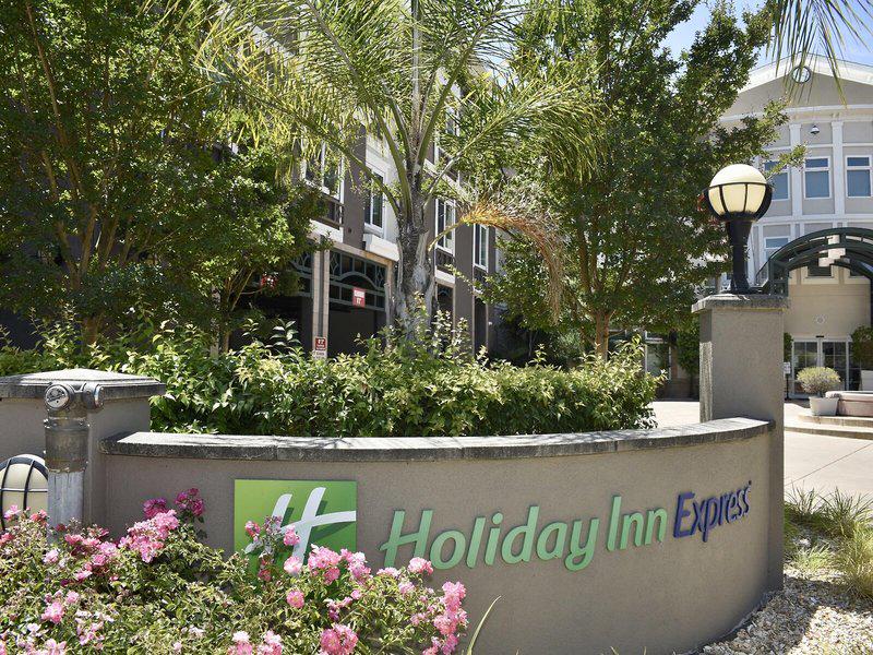 FF1023F7C594EC5781D941B4D3762998