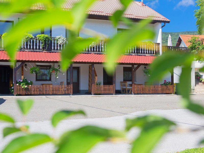 8F7F5AB7E1B48EB56D983D42306A0027