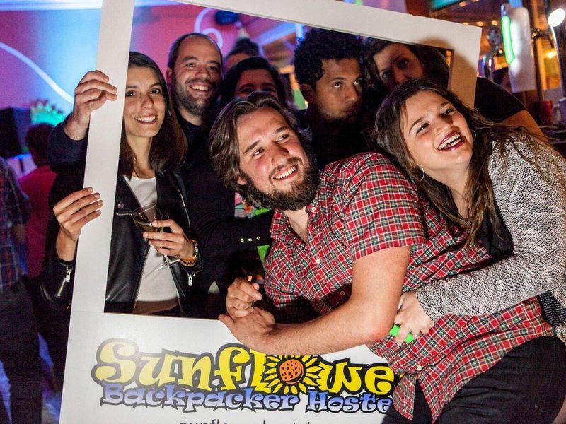 54AE28BEEE40793CC4CF938BDE981180