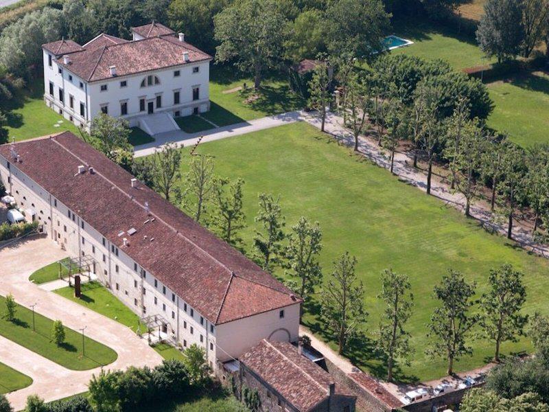 71BCB7592CEF9DAA3172AB2B165B8982