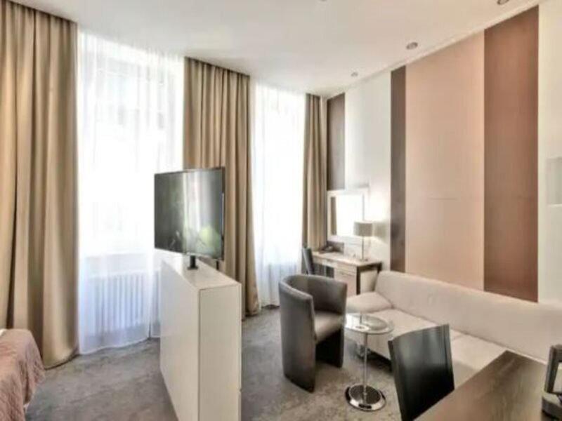 A06E4279F469F17B67AD828C7DB7FF2E