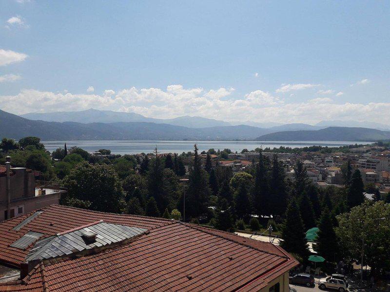 FB533DAA770B80309A7C8FD61011E041