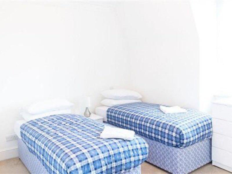 8F682BDAC9ACDB37D7D7B3A884269593