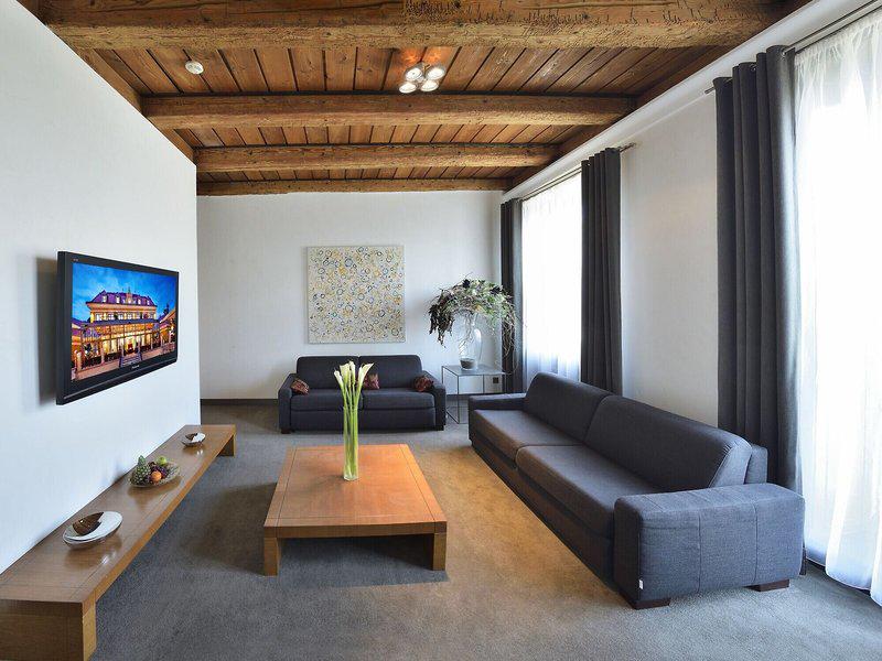 EEC7211BBC147E89B9FB812D04CDB7E0