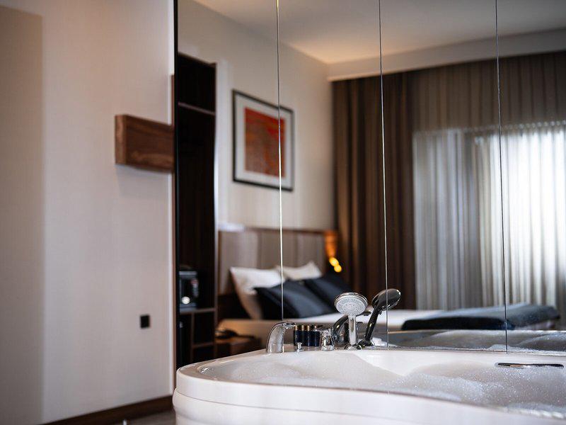 2E3528CC9F33256D102D4148DCDF9EEC