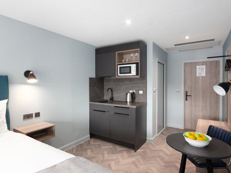 B8351741D9C3F8F654A55F64DEE580E1