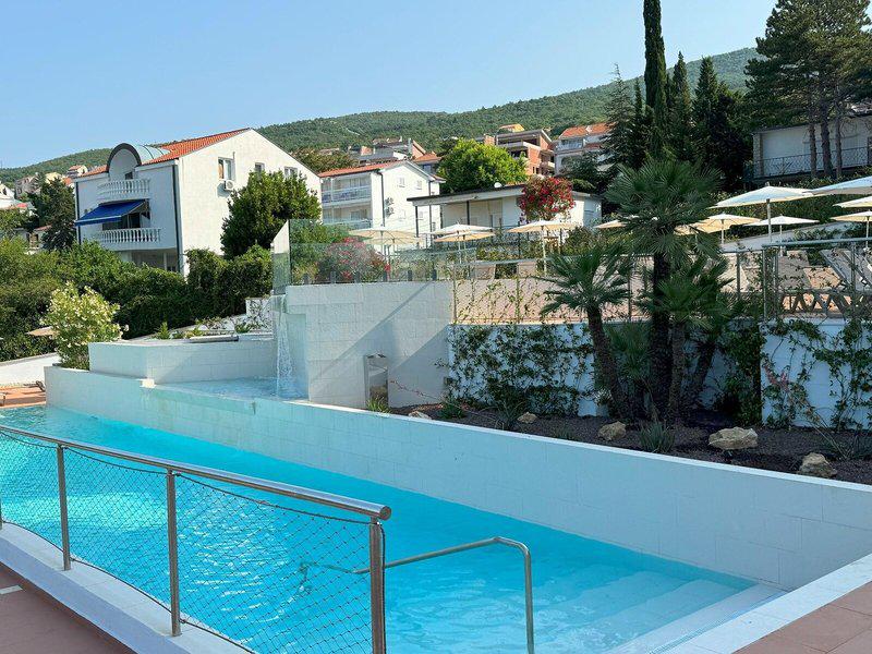 93245AAF6F77AC96ACD6F948F0052DE9