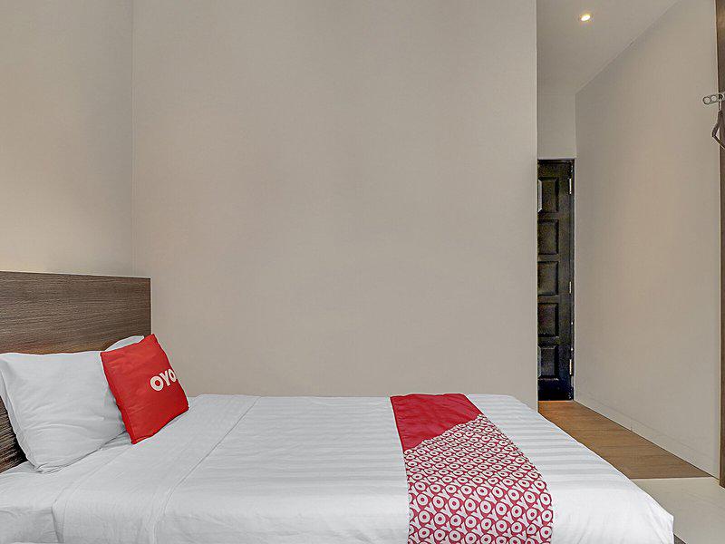 Super OYO Capital O 90726 The Regia Cihampelas Hotel