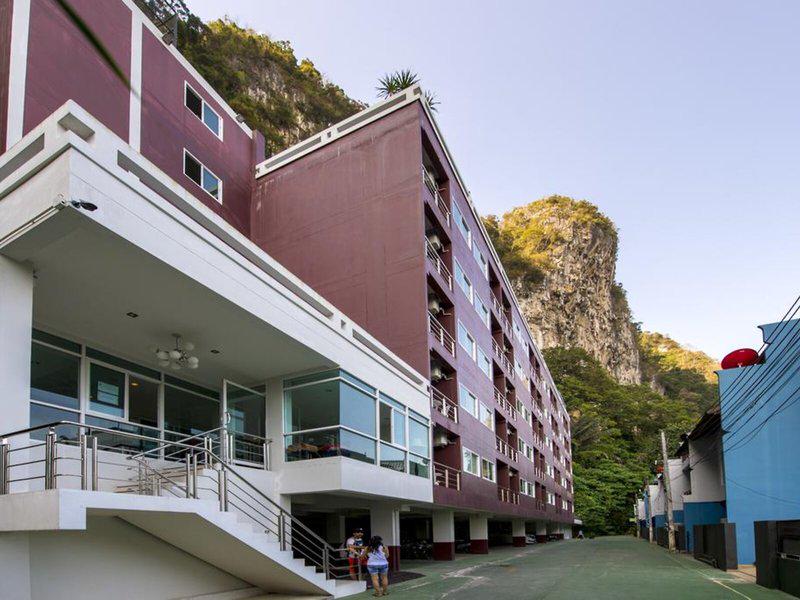 C51778CBAA2841F259B2006A35804558