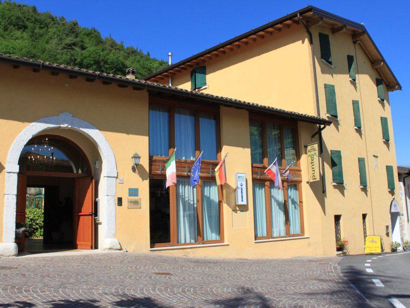 2FD044A821E6B6490D39F6321273F7FC