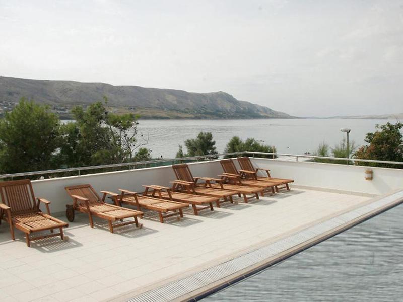 6AC51DDBE137E42A2C9C4B0F09F1EE70